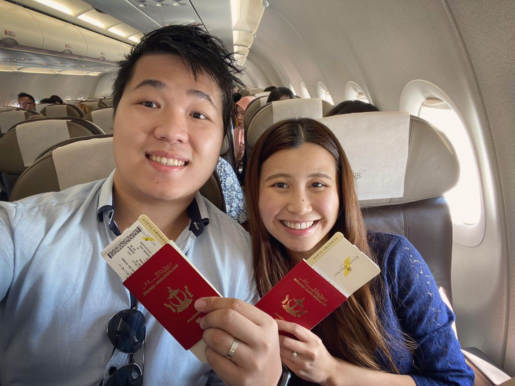 Vlogger Willy Kong dan tunangannya Lily Gleefully memamerkan tiket pesawat Royal Brunei pada 20 September 2020. Foto milik Willy Kong.