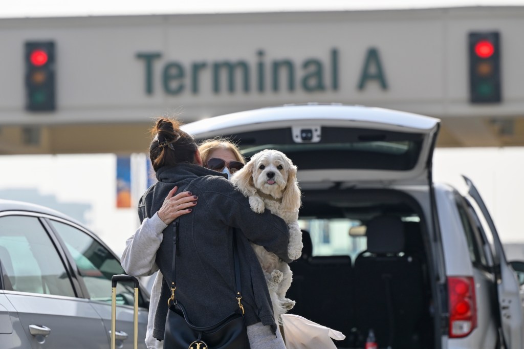 new-zealand-airport-limits-hugs-to-3-minutes-to-prevent-awkward-goodbyes