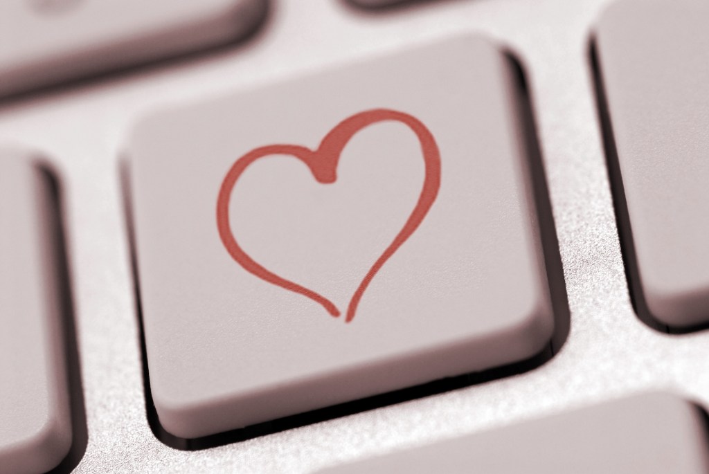 Heart shape on a computer keyboard, symbolic image for internet dating